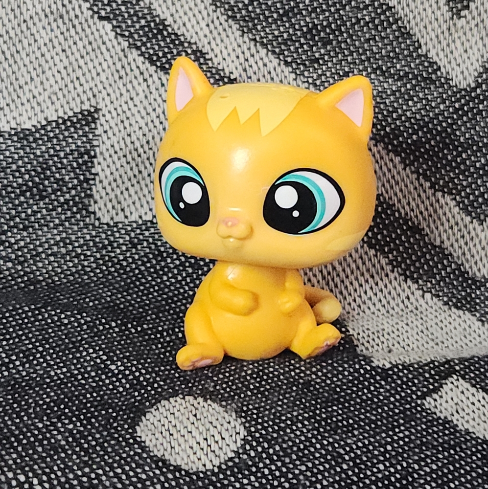 Littlest Pet Shop LPS #294 Fuzzy Gumbopaws Sitting Orange Cat Blue Eyes